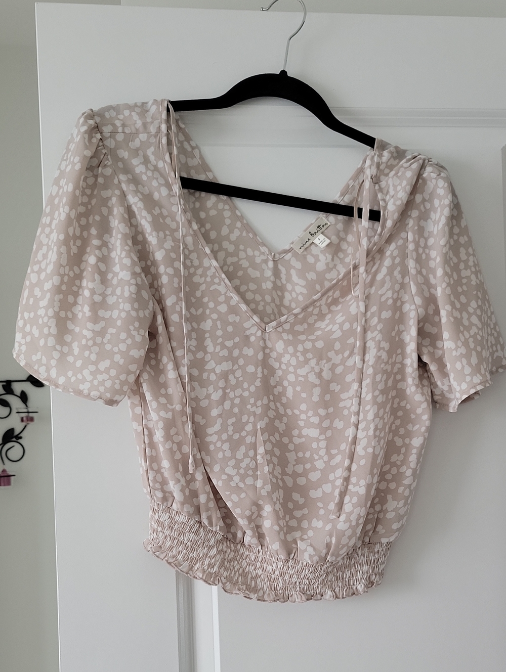 nine britton Blush Pink Printed V-Neck Puff Sleeve Top